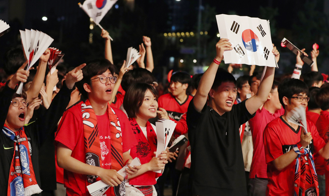 Los 25.000 diablos rojos llenan la plaza Gwanghwamun gritando ¡Daehan Minguk!