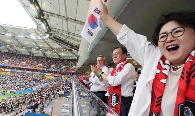 El presidente y la primera dama de Corea del Sur asisten al partido entre Corea y México