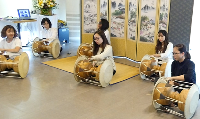 La agrupación artística transmite la cultura tradicional de Corea al extranjero