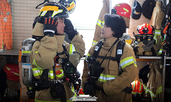 La primera dama visita a los bomberos para apreciar su trabajo