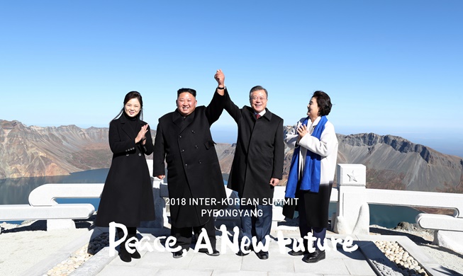 Moon y Kim realizan un viaje a la cima del monte Baekdusan