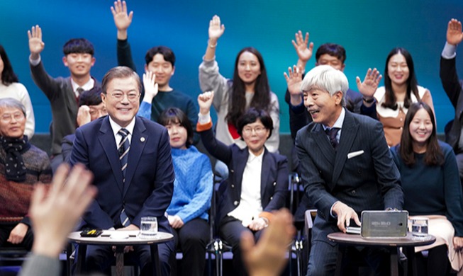 El presidente Moon celebra una asamblea pública en vivo