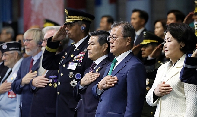 Moon señala la importancia de un fuerte ejército para la paz celebrando el 70º Día de las Fuerzas Armadas