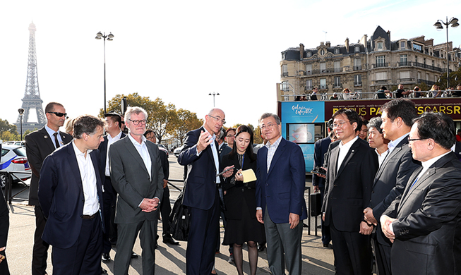 El presidente Moon prueba un auto de pila de combustible de hidrógeno en París