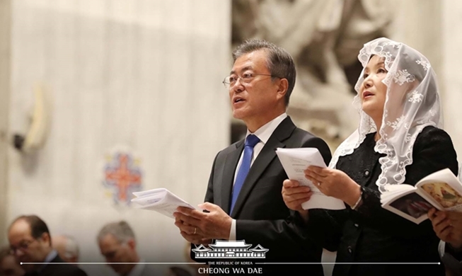 El presidente asiste a la misa especial en el Vaticano por la paz en la península coreana