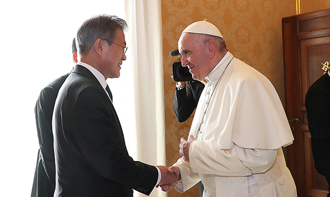 El presidente Moon se reúne con el papa Francisco con una invitación de Corea del Norte