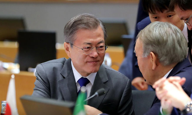 El presidente Moon Jae-in asiste a la Cumbre de la ASEM