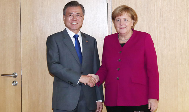 Moon y Merkel mantienen una cumbre bilateral