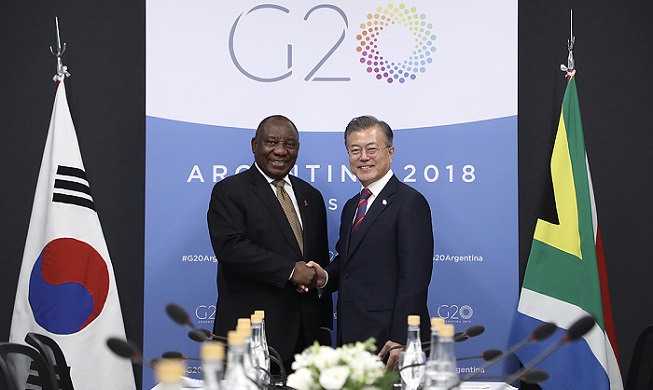 El presidente Moon sostiene cumbre con el presidente de Sudáfrica