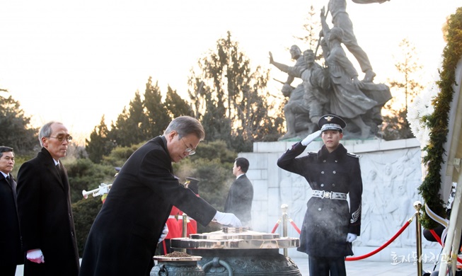 El presidente Moon comienza el año nuevo visitando el Cementerio Nacional de Seúl