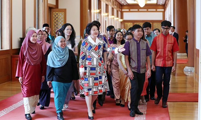 La primera dama se reune con los estudiantes internacional de la ASEAN ante la gira presidencial