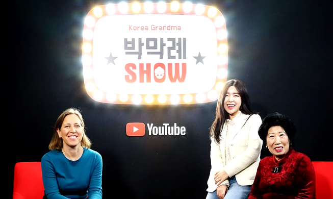 ‘Abuela coreana’ se encuentra con la directora ejecutiva de YouTube