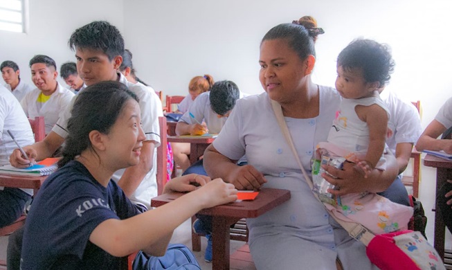 Voluntarios de KOICA realizan campaña de educación sexual para adolescentes en Bolivia