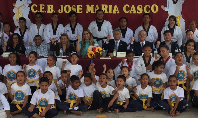 Estudiantes en Tegucigalpa, Honduras, reciben cinta amarilla de Taekwondo