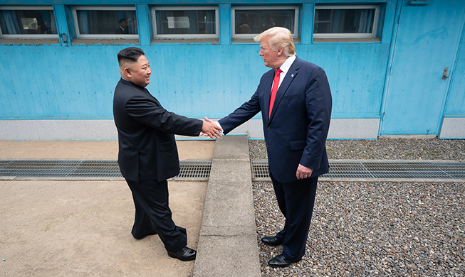 Kim y Trump mantienen un histórico encuentro en la DMZ