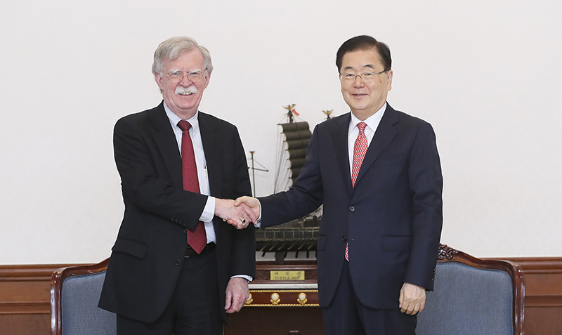 Chung Eui-Yong y Bolton acuerdan fortalecer la cooperación en seguridad