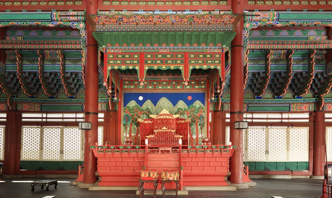 El principal salón del trono del palacio Gyeongbokgung abre al público