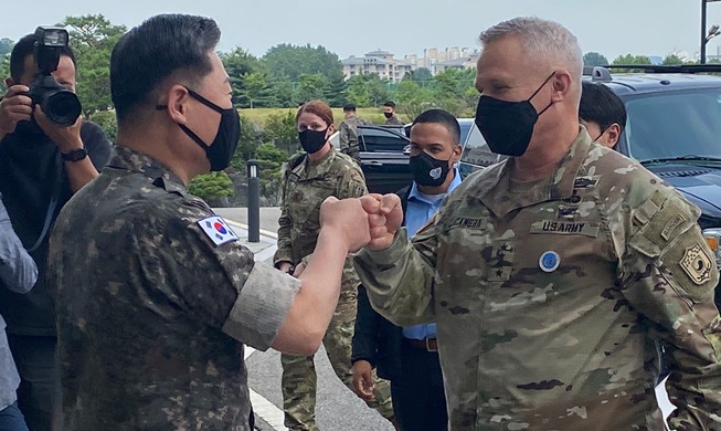 [Foto del día] Choque de puños entre los generales coreano y estadounidense