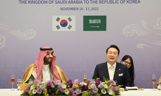 El presidente Yoon y el príncipe heredero saudita discuten cooperación en defensa e infraestructura