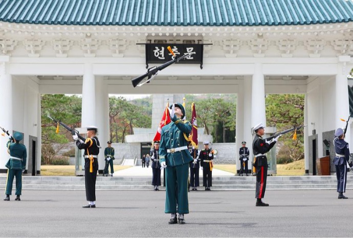 Desfile militar en el Cementerio Nacional de Seúl
