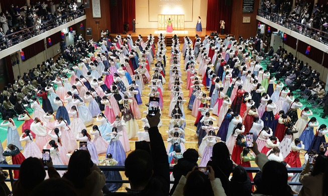 Recién graduadas vestidas con el Hanbok se inclinan ante sus padres