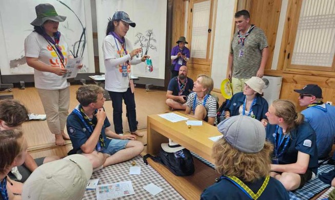 Los scouts aprenden a elaborar bolsas de la suerte coreanas