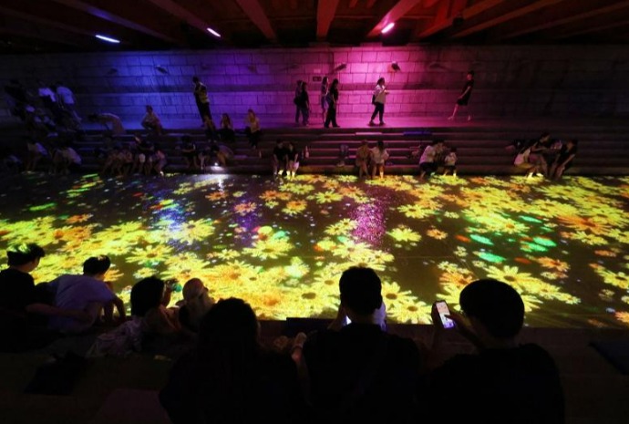 Una obra de arte multimedia ilumina el arroyo Cheonggyecheon