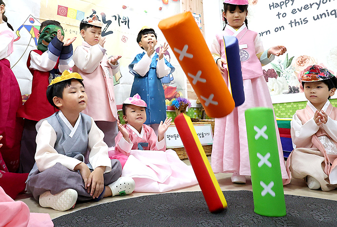 Disfrutando de los juegos tradicionales coreanos en vísperas del Chuseok