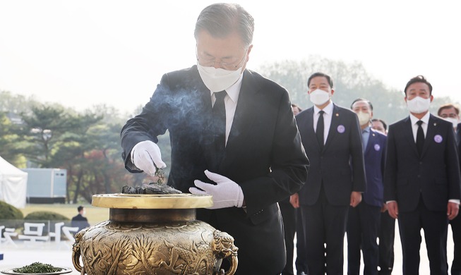 Presidente Moon visita el Cementerio Nacional de la Revolución del 19 de abril