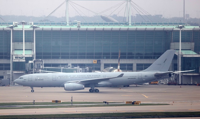 Afganos que ayudaron a Corea llegan al Aeropuerto Internacional de Incheon