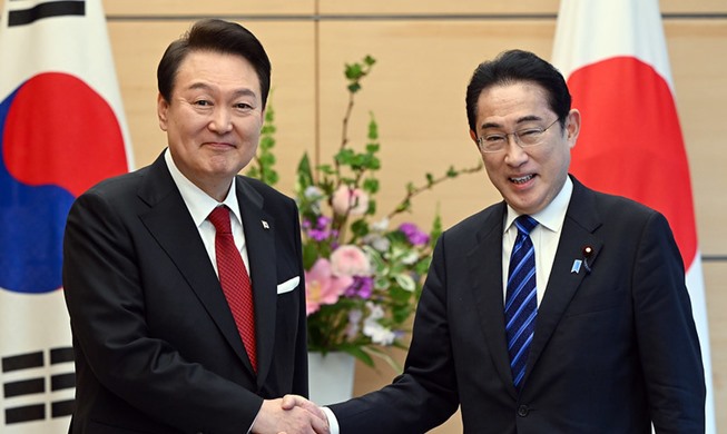 Los líderes de Corea y Japón conversan sobre el fortalecimiento de la cooperación trilateral en una llamada telefónica