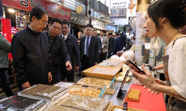 El primer ministro Han visita un mercado tradicional de Seúl