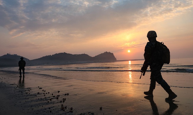 Marines hacen guardia en la isla de Baengnyeongdo