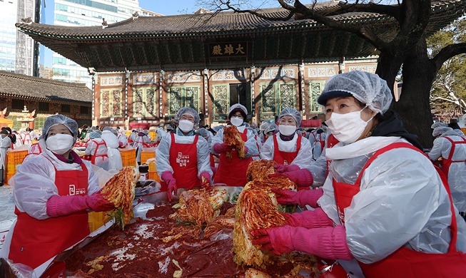 [Foto del día] Preparando kimchi para la comunidad en el templo Jogyesa