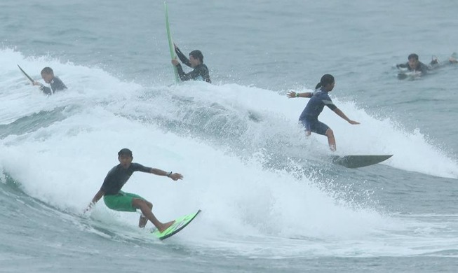 Surfeando en la isla de Jeju