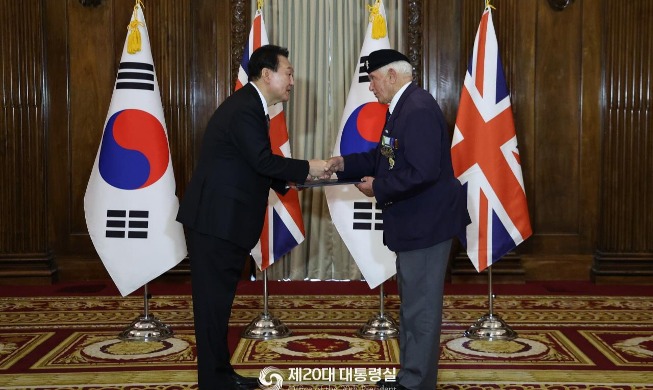 El presidente Yoon entrega una medalla a un veterano británico de la Guerra de Corea