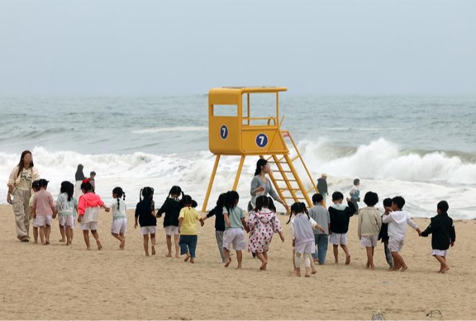 Ninos en una playa de Gangneung