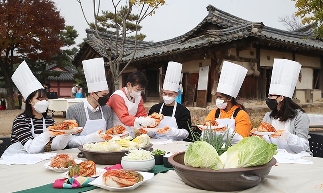 [Foto del día] Programa especial para extranjeros que quieren aprender a preparar kimchi