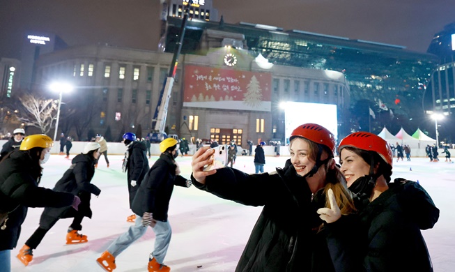 Se reabre la pista de patinaje sobre hielo en la plaza de Seúl después de una pausa por COVID-19