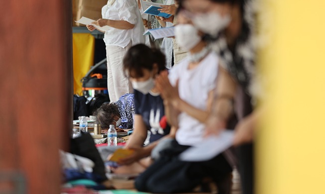 [Foto del día] Oraciones para buenos resultados en el examen de ingreso a la universidad