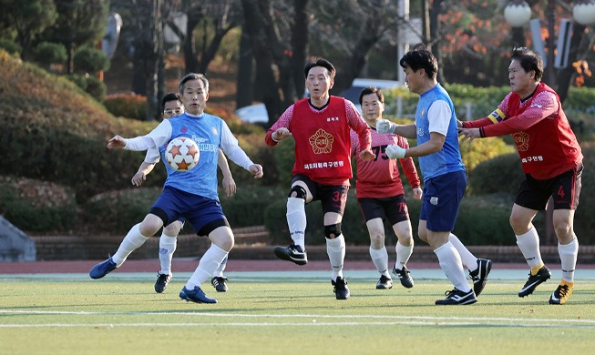 Partido de fútbol entre los legisladores de la oposición y el partido gobernante