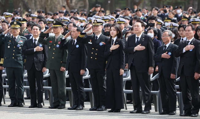 El presidente Yoon Suk Yeol asiste a la ceremonia del Día de Defensa del Mar Amarillo