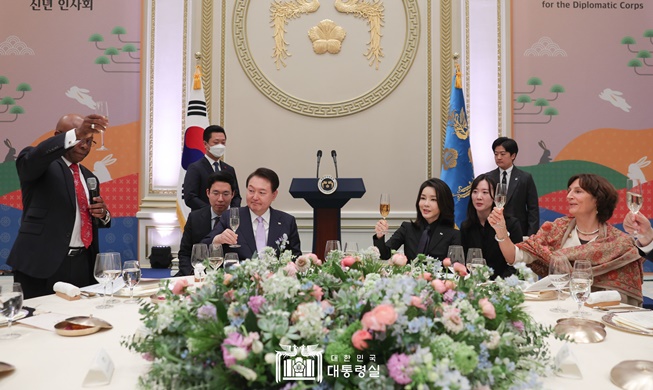 El presidente Yoon celebra un evento de Año Nuevo con 170 enviados extranjeros en Corea