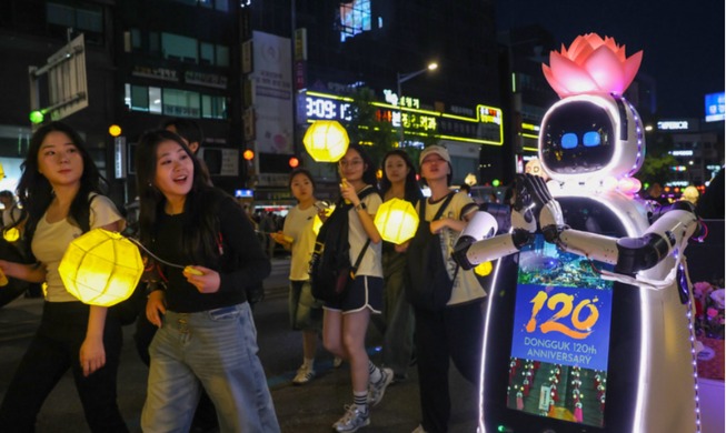 Un monje robot budista con IA busca explicar el budismo y sanar mentes cansadas