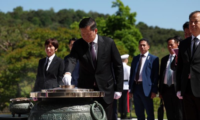 El primer ministro de Camboya visita el Cementerio Nacional de Seúl