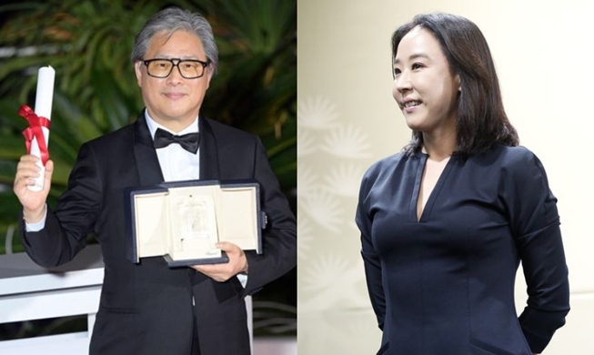 El director Park Chan-wook y la difunta actriz Kang Soo-yeon, reciben la distinción de la Orden al Mérito Cultural