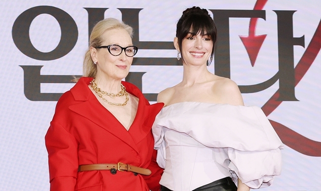 Streep y Hathaway visitan Seúl para el estreno mundial de 'El diablo viste a la moda 2'