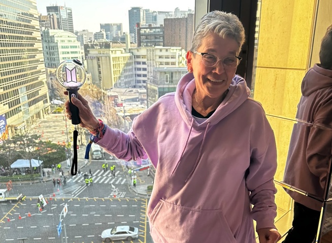 La historia de la Abuela Army colombiana que cumplió su sueño de viajar a Corea