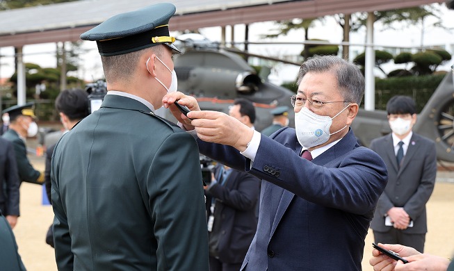 Presidente Moon en la ceremonia de graduación de academia militar