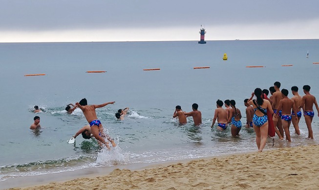 [Foto del día] Verificación de seguridad de la playa para la temporada de vacaciones